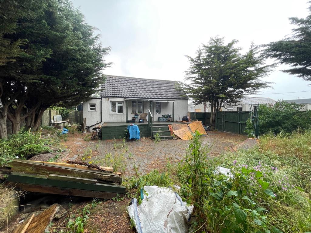 Lot: 30 - VACANT TWO-BEDROOM CHALET ON DOUBLE PLOT - view of 45 Alvis Avenue Jaywick chalet and garden